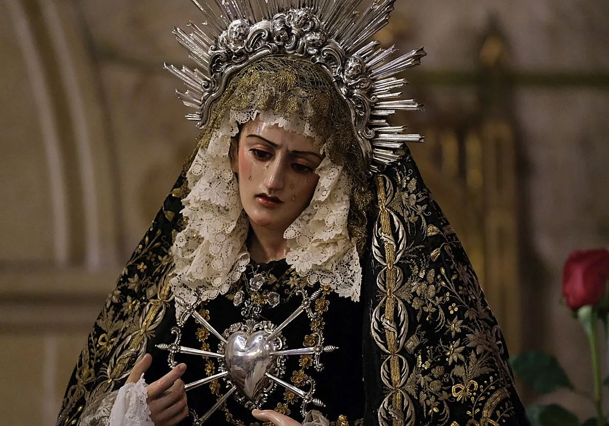 La Virgen del Silencio de Córdoba, Siete Dolores desde hace más de un siglo a los pies del Cristo de la Expiración