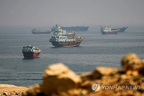 호르무즈 이틀째 긴장감…유조선 피격·운항 정지 잇따라