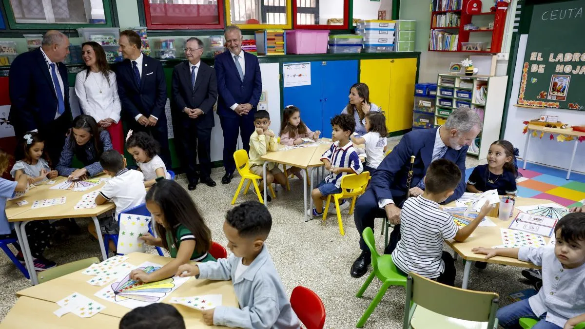 Los Reyes visitan un colegio que muestra el futuro y la convivencia que Ceuta quiere recuperar
