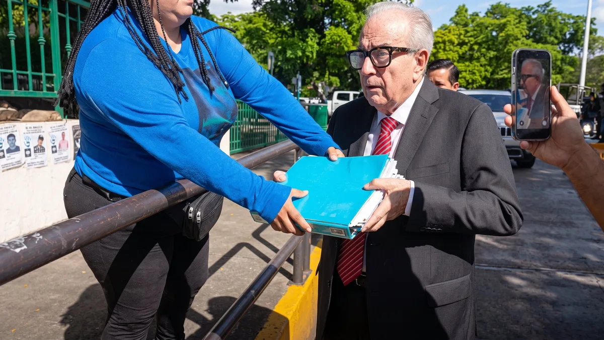 Madres buscadoras reciben a Rocha Moya con carpeta de investigación sobre desaparecidos a su regreso a Palacio de Gobierno en Sinaloa