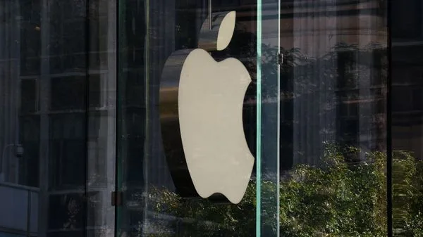 Успеть за 60 секунд: iPhone Duo вызвал ажиотаж, пишет Bloomberg