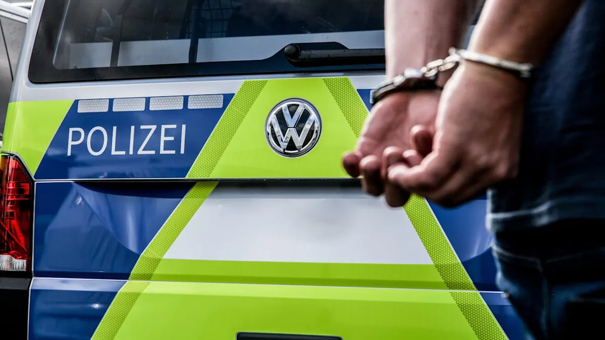 Er rief selbst die Polizei - Sohn soll Eltern mit Messer getötet haben