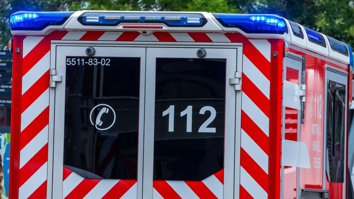Autofahrerin schwer verletzt: Rennradfahrer verursacht Unfall und flüchtet