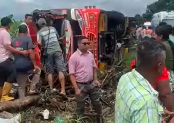 Accidente de autobús en Ecuador dejó dos muertos y seis heridos tras aparatoso volcamiento