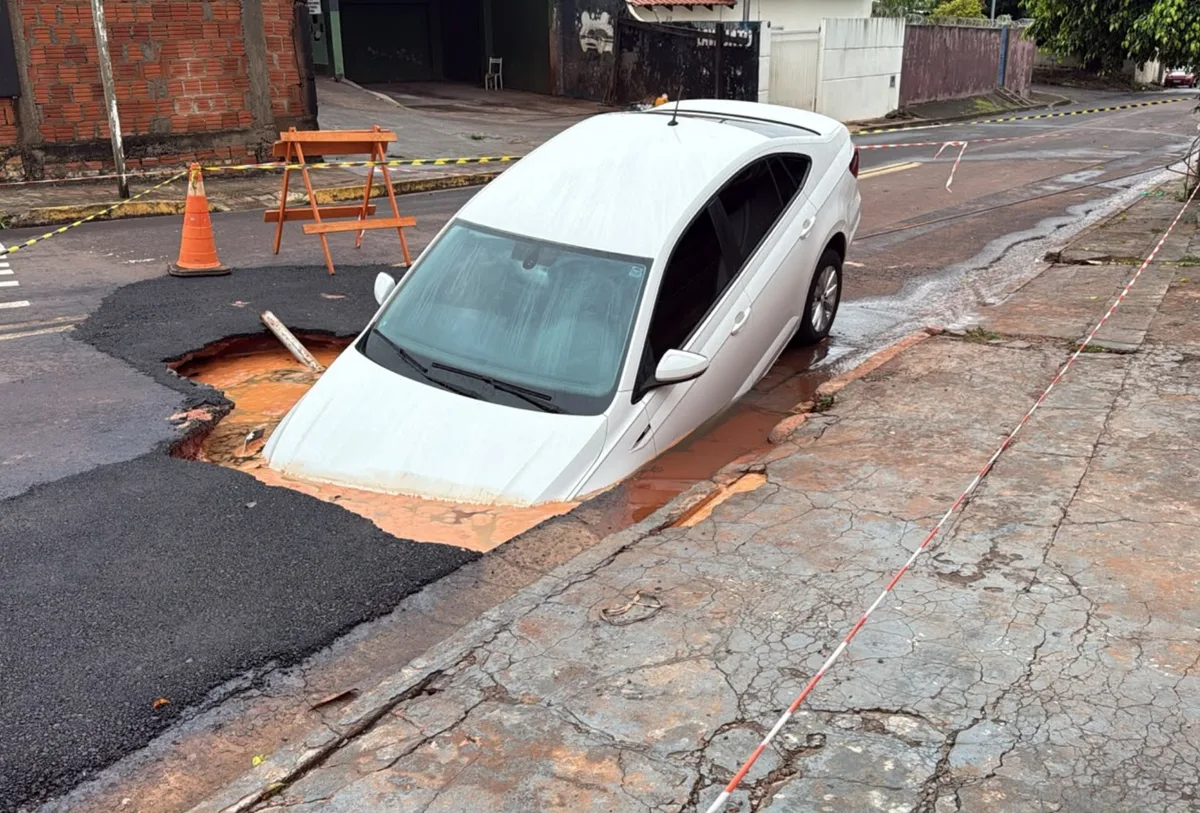 Carro é engolido por buraco após forte chuva em Campo Grande