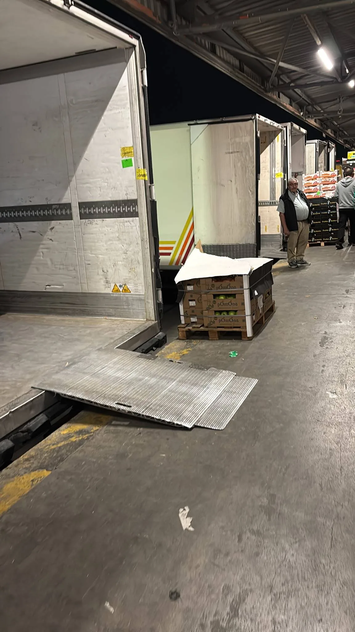 Tensión de madrugada en Mercamadrid: varios empresarios se quedan sin fruta por la ausencia de cargadores en un muelle