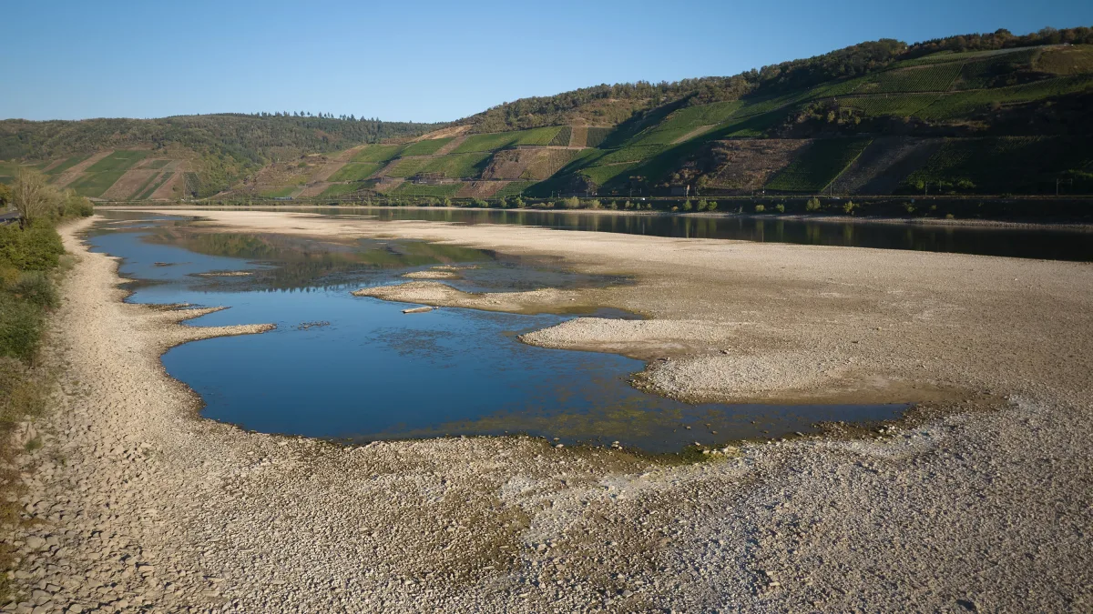 Niedrigwasser: Ein Tropfen auf den heißen Stein