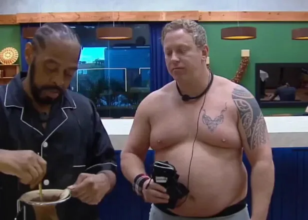 A Fazenda 18: Mônica Fonseca chama Serginho de “porco”, questiona higiene do ator e debocha de seu corpo (Foto: Reprodução/ Record)