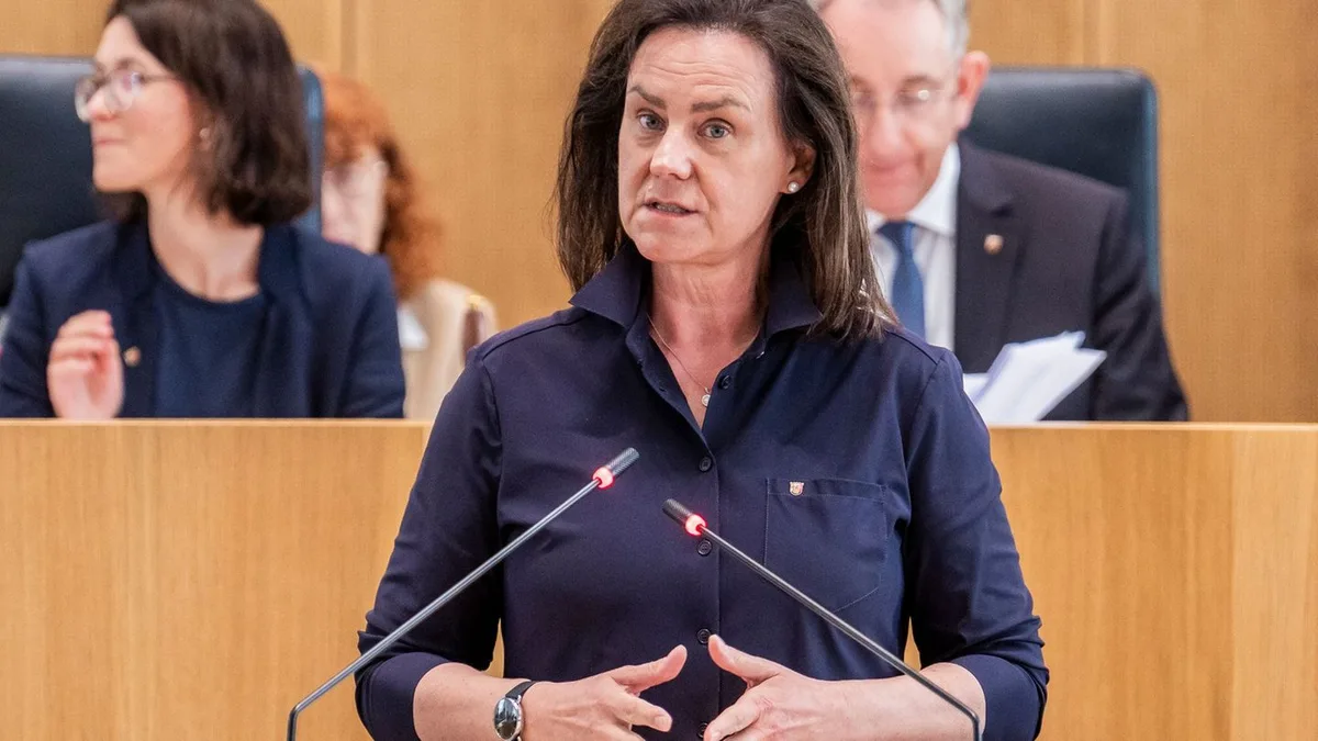 Schule: Bildungsministerin für positives Leistungsbild in der Schule