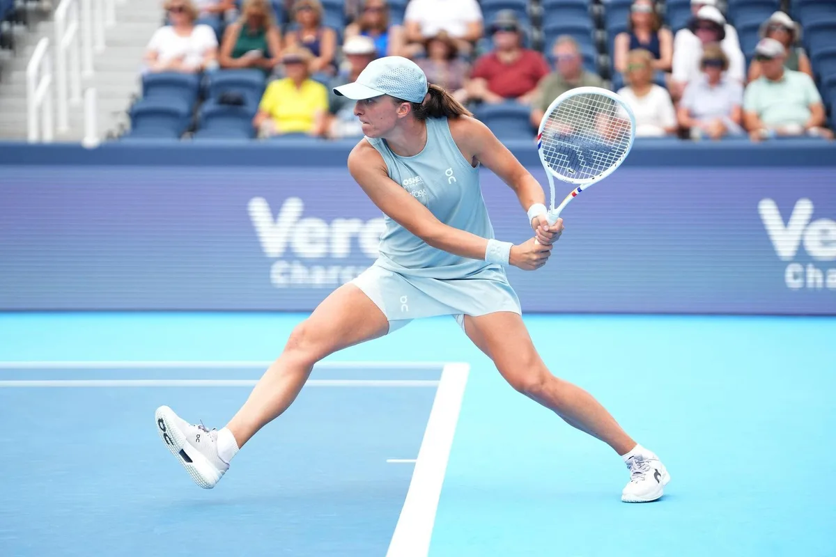 Rybakina sofre lesão e Swiatek avança à semifinal em Cincinnati