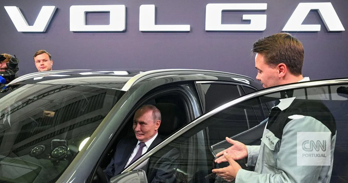 Putin já experimentou o novo carro feito pela Rússia numa lendária fábrica foi europeia