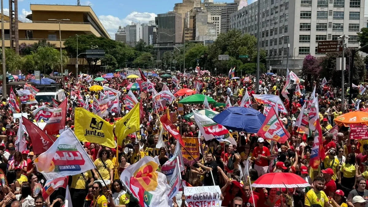 Manifestantes realizam ato pró-Lula na Praça da Estação, em BH