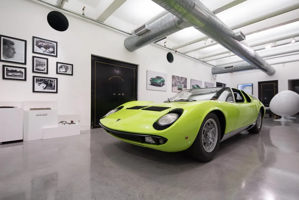 Una mujer quería un Lamborghini de un color que no existía hace casi 60 años. Terminó quitándose el vestido para crearlo