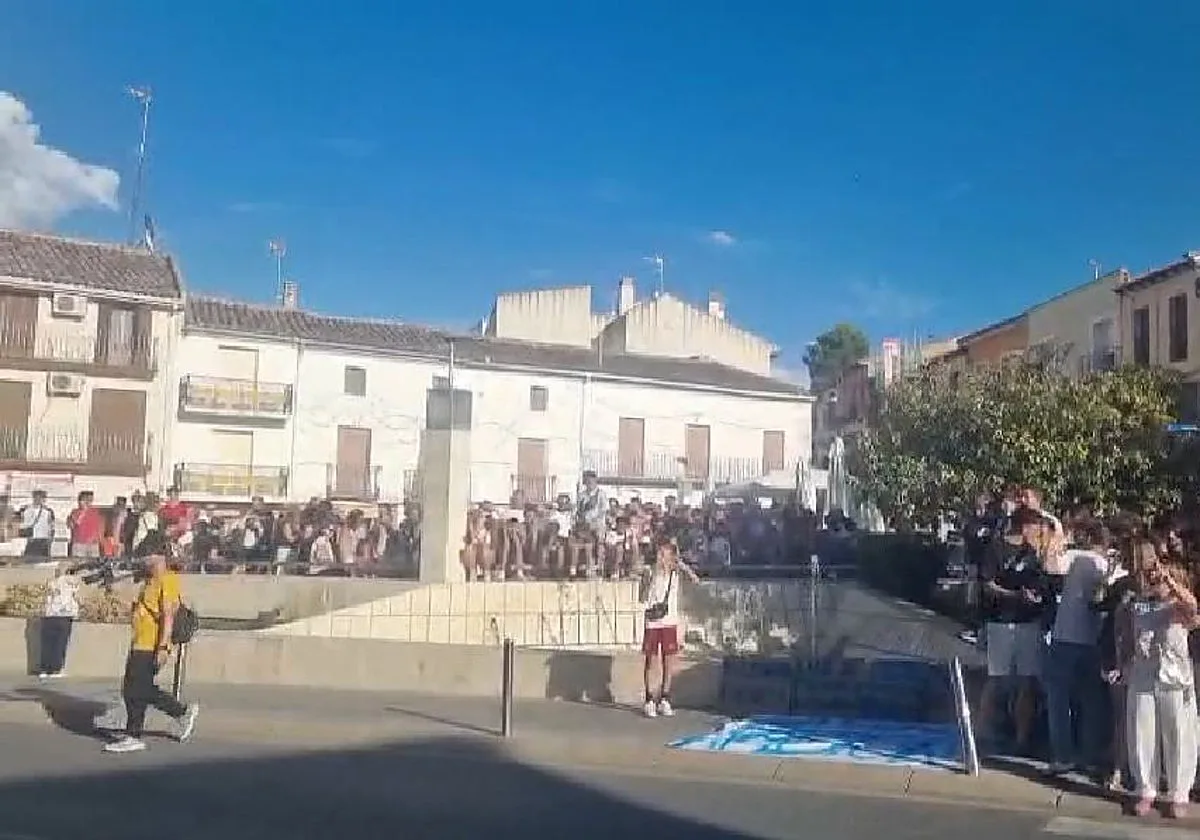 Protesta multitudinaria contra el alcalde de Villarejo de Salvanés por suspender las fiestas: «El pueblo no se toca»
