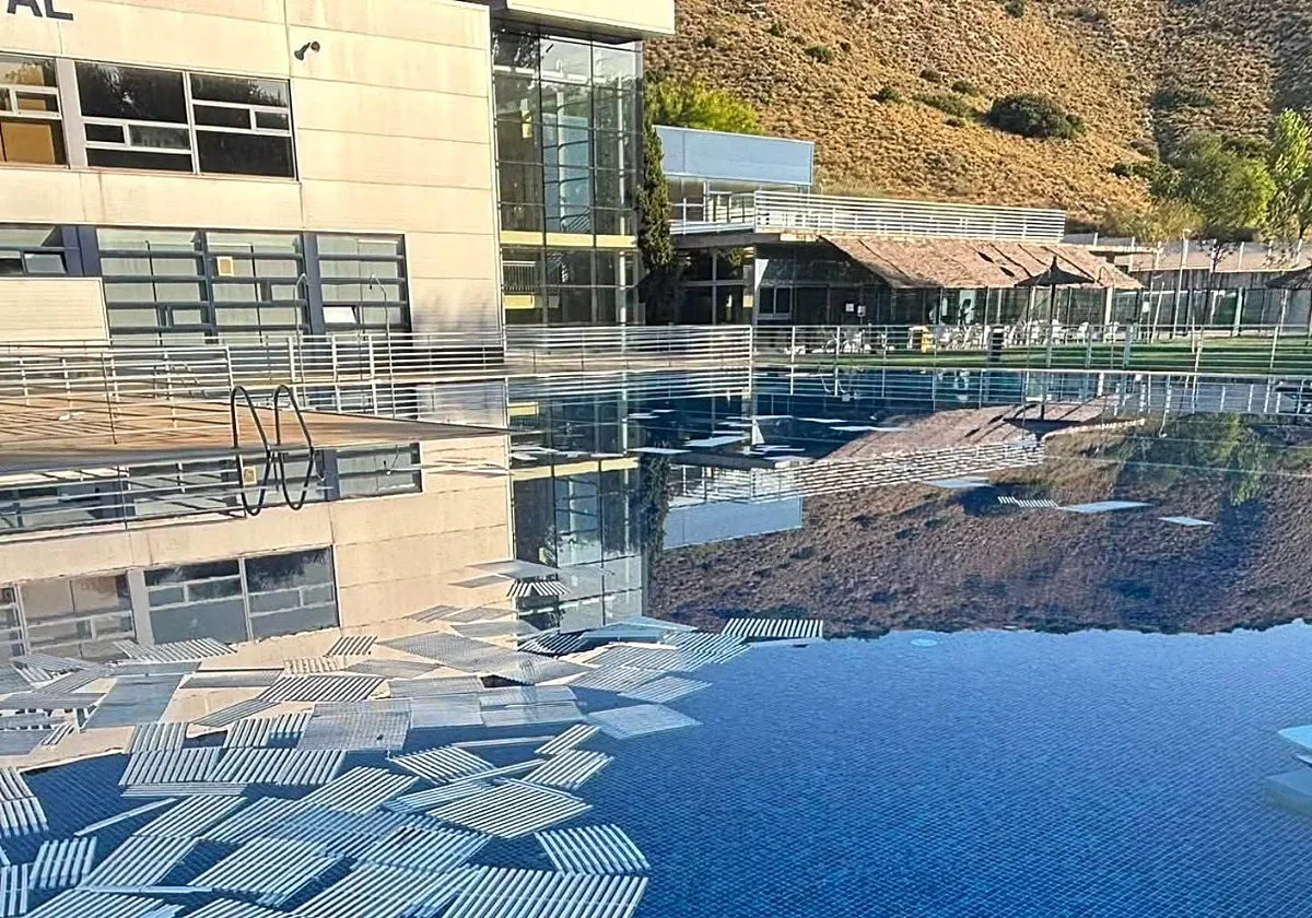 Un grupo de vándalos destroza la piscina de Villalbilla y deja sin baño a sus vecinos
