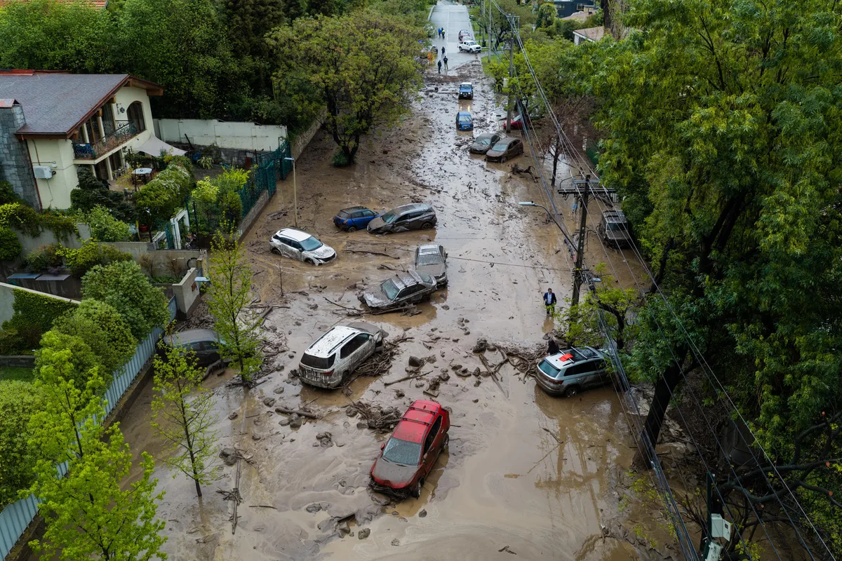 Decretaron estado de catástrofe en Santiago de Chile tras riada que arrastró vehículos y dejó heridos (IMÁGENES)