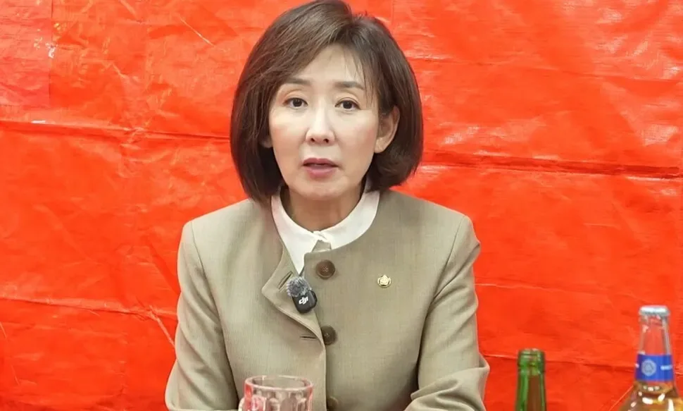 소주 고른 나경원 “한동훈 생거짓말…페북 하루 60개, 이상하잖아?”
