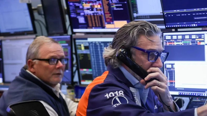 ASX eyes flat start, AI stocks weigh on Wall Street after calls for slowdown; Trump lashes out at Anthropic chief