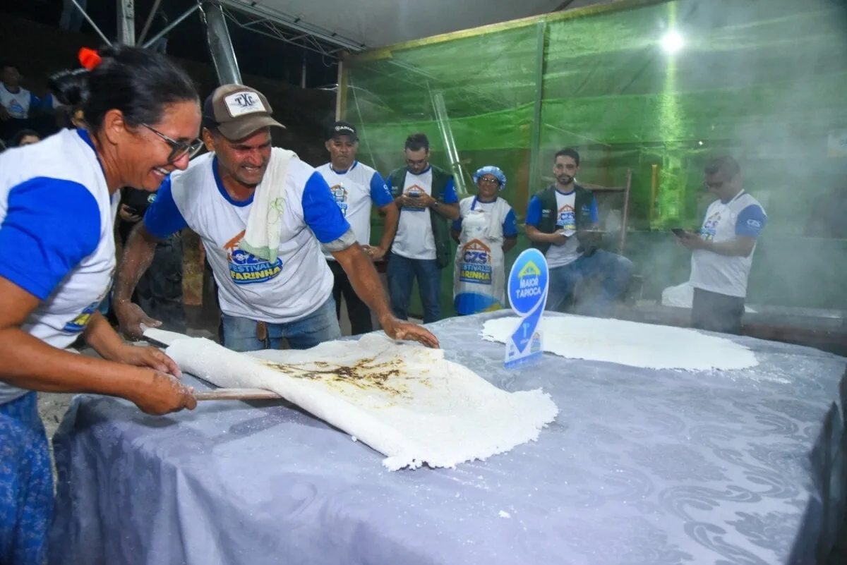 Tapioca com mais de 1 metro de diâmetro vence concurso no Festival da Farinha de Cruzeiro do Sul