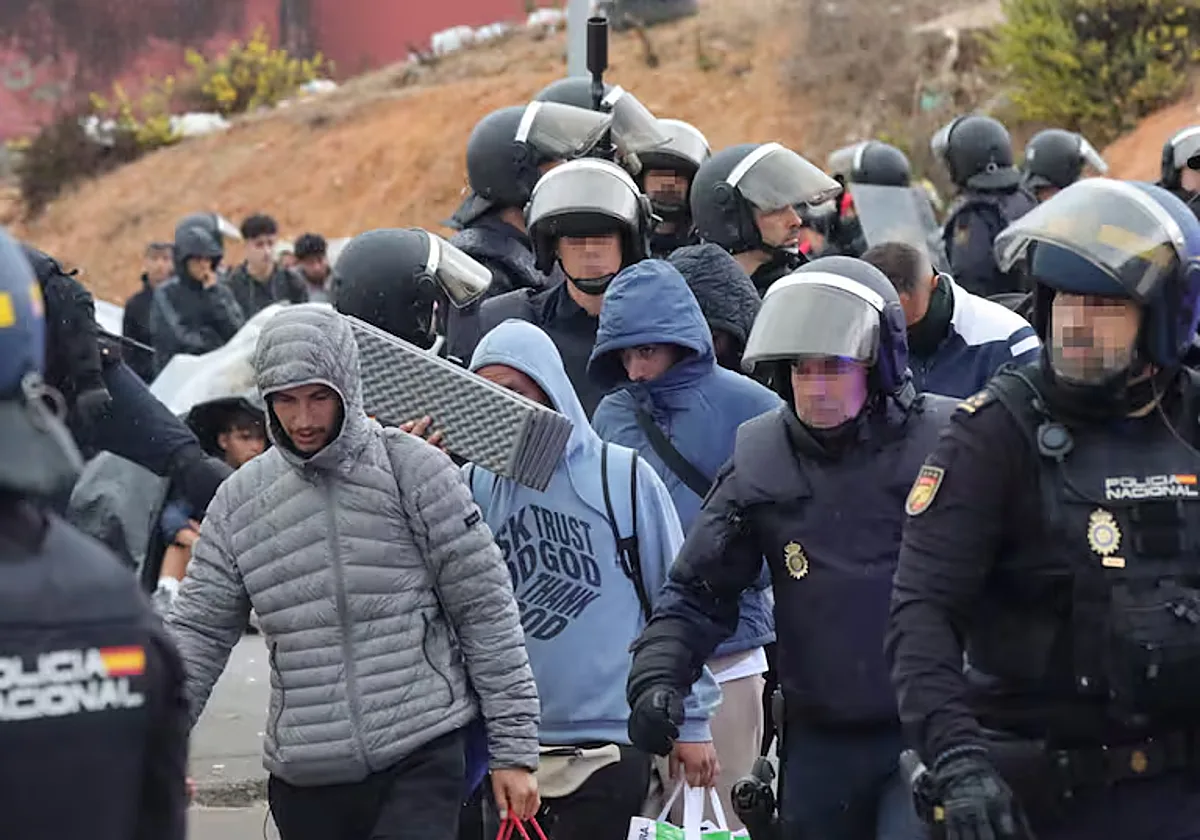 La Policía se despliega en Los Rosales y el Tarajal para retirar a los últimos inmigrantes de las calles de Ceuta
