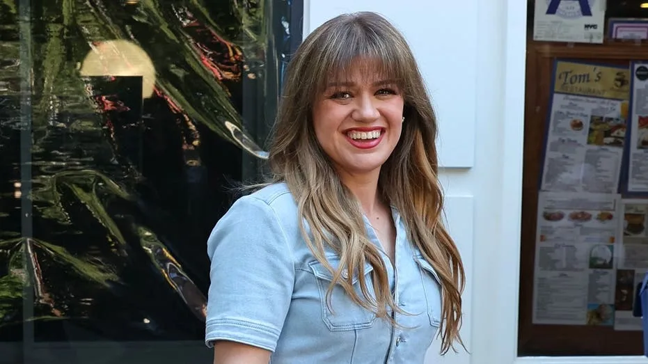 Kelly Clarkson risks looking like 'rich and famous prima donna' in $15K bird fight, expert says