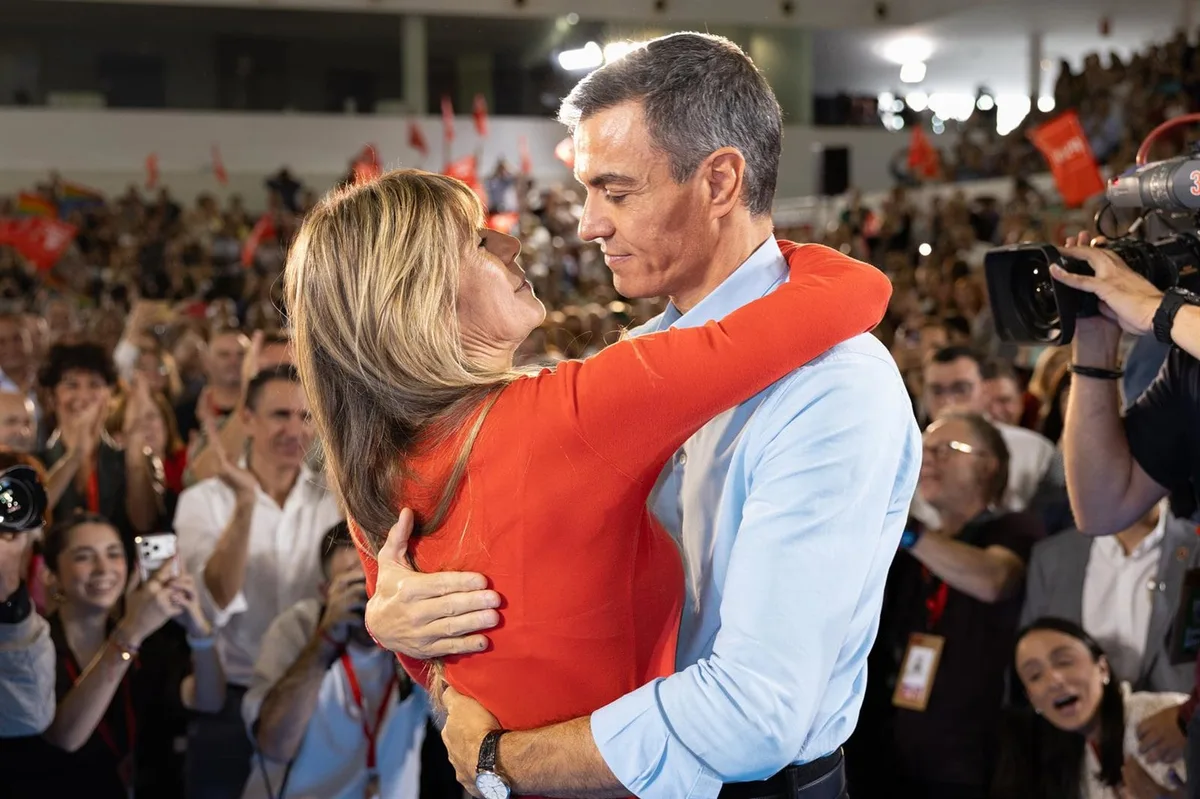 Pedro Sánchez apela a la movilización del PSOE y arropa a Begoña Gómez en un mitin en Fuenlabrada