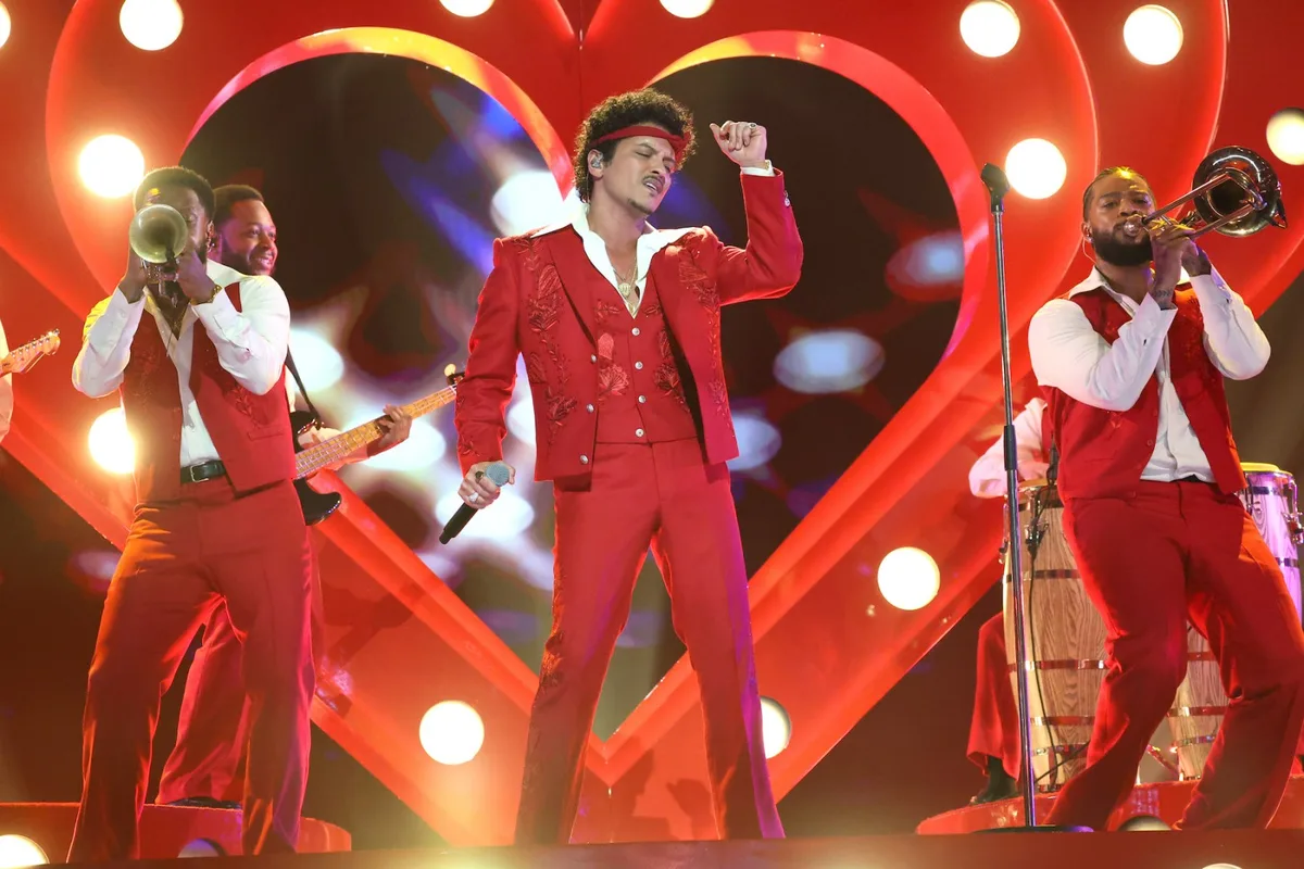 Bruno Mars Is the Greatest Showman Alive on The Romantic Tour