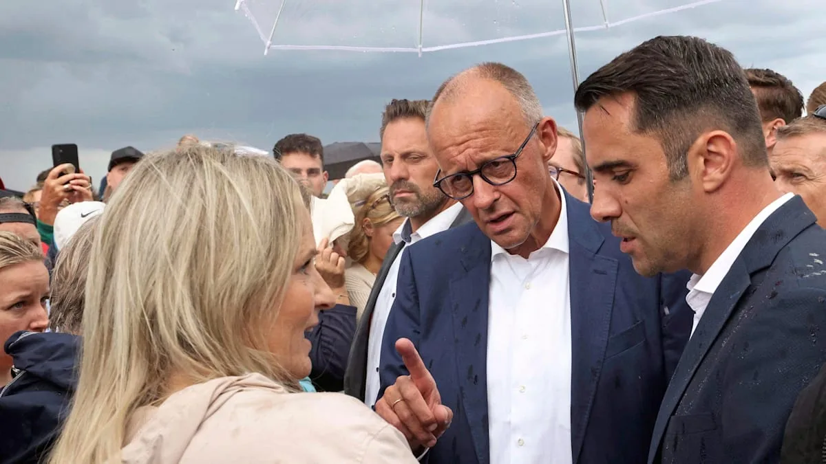 Fischbrötchen, Pfiffe und „Pinocchio“-Rufe – Merz macht Wahlkampf im Osten