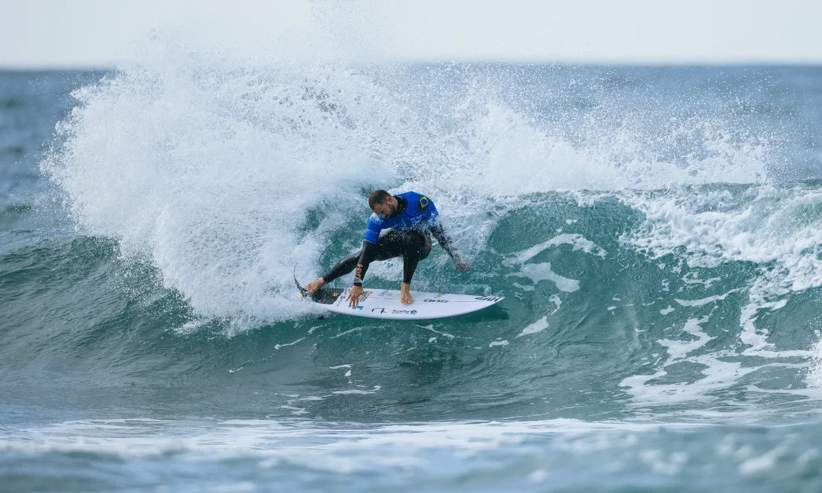 Alejo Muniz vence Kanoa Igarashi e avança às oitavas em Teahupoʻo