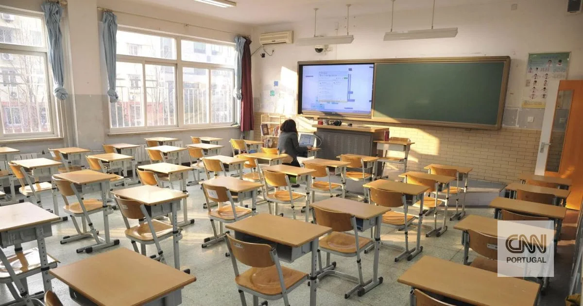 Crianças russas participam em exercícios antiterroristas em mais de uma centena de escolas e jardins de infância