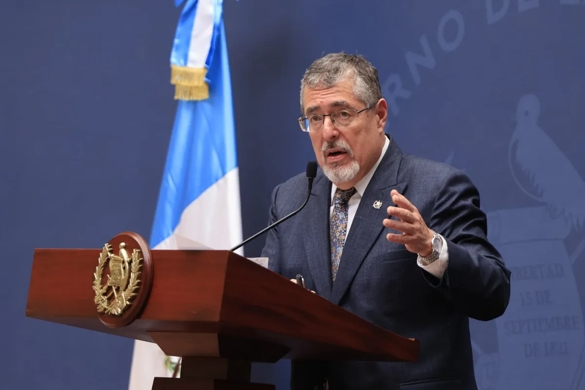 Bernardo Arévalo resta importancia a la caída de su popularidad tras registrar el índice presidencial más bajo en cuatro décadas en Guatemala