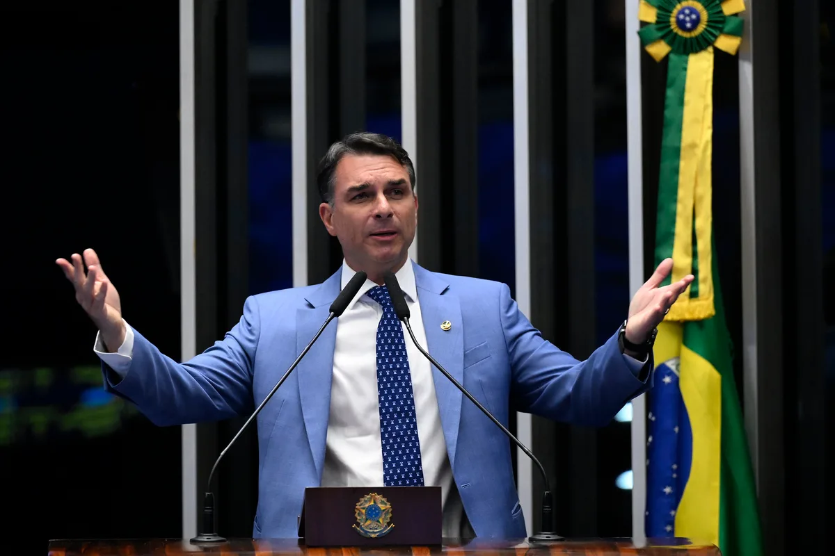 PT pede perda do mandato de Flávio Bolsonaro por quebra de decoro