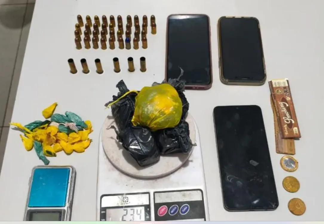Polícia prende 5 e apreende adolescente por atentado contra rapaz