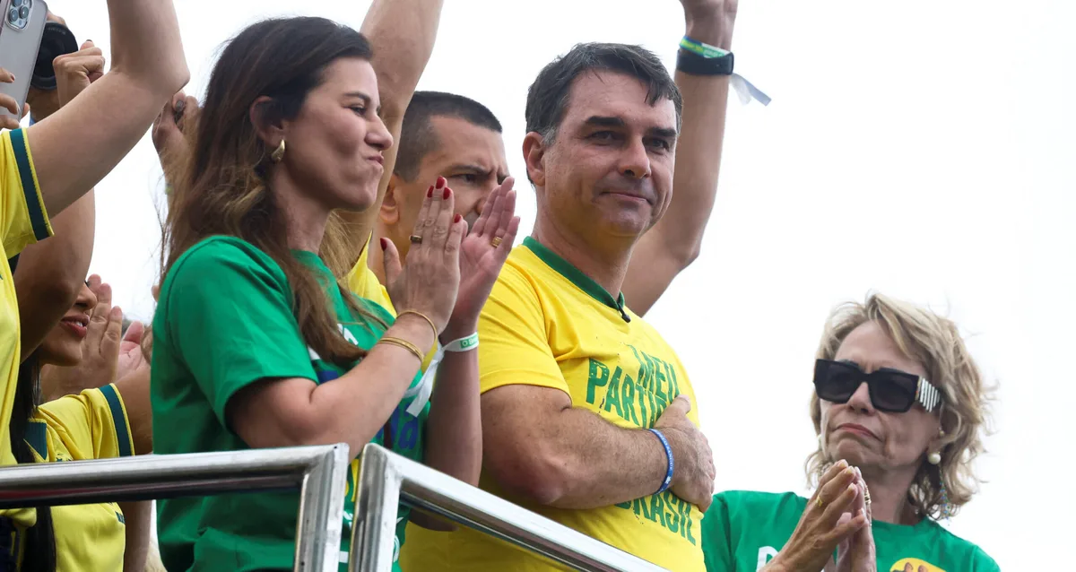 Flávio Bolsonaro dá início à campanha eleitoral com promessa de ‘tesourar’ contas públicas
