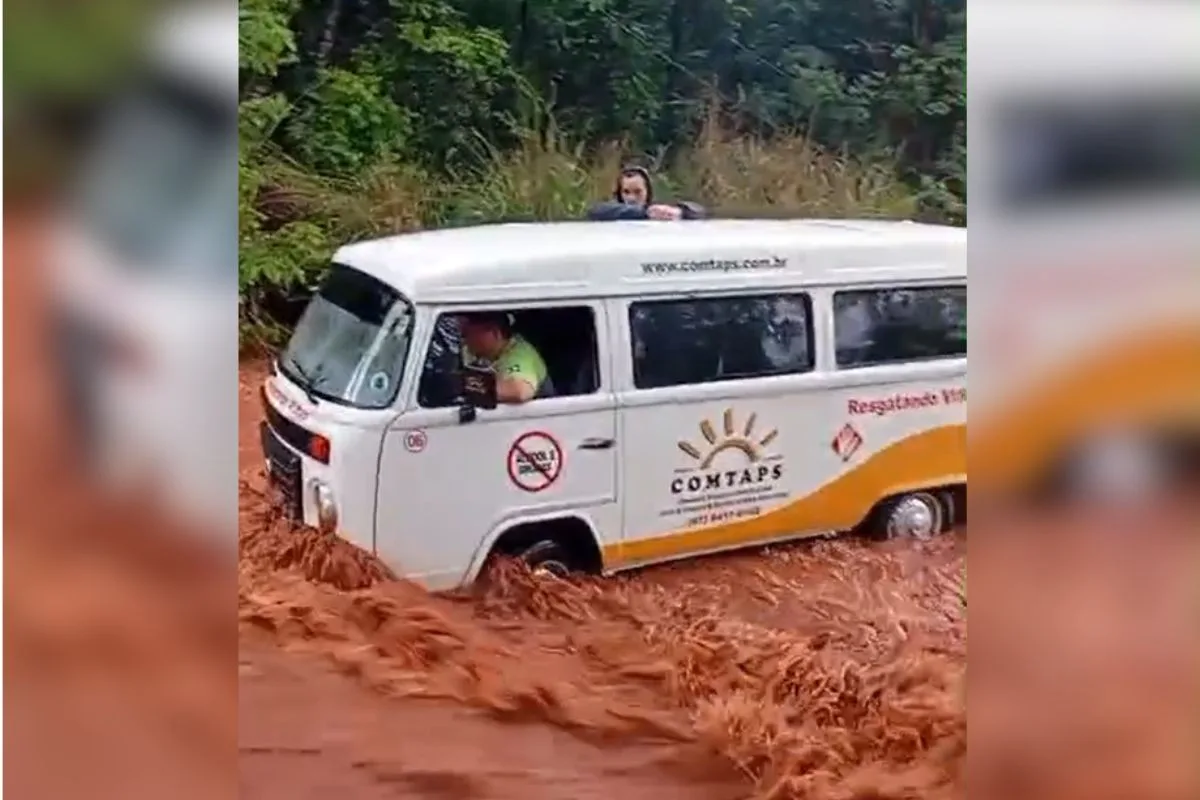 Enxurrada deixa pessoas presas em Kombi durante temporal em Campo Grande; VÍDEO