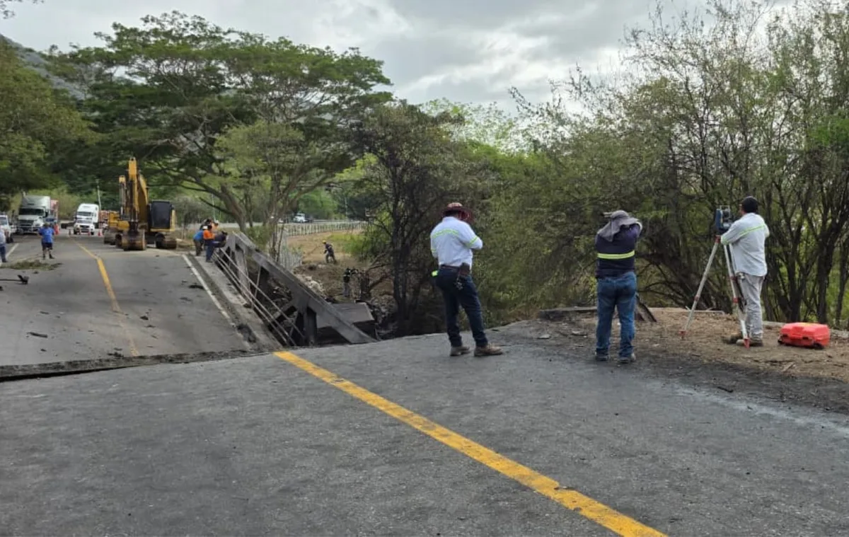 Despliegan maquinaria y técnicos tras el colapso del puente Güijo en Guatemala