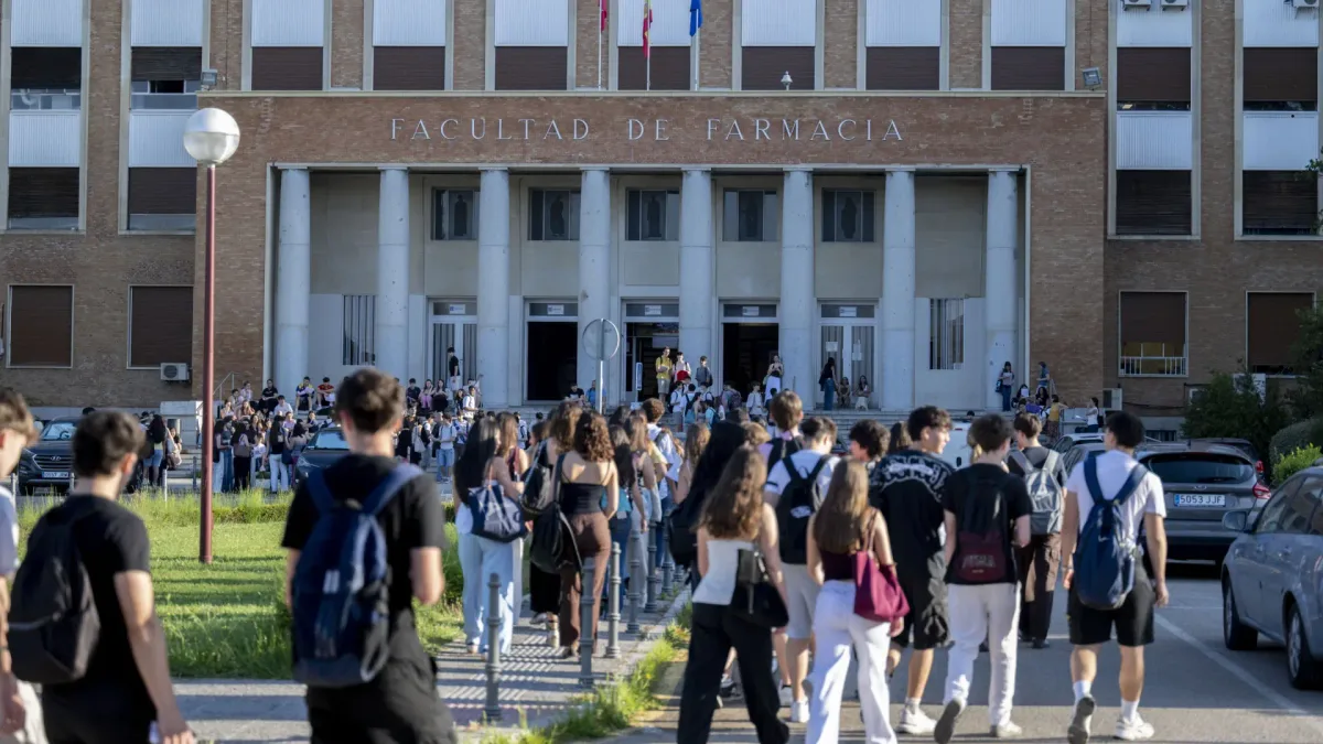 Sánchez anuncia nuevos requisitos para las universidades: un 50% de profesores doctores y más presencialidad