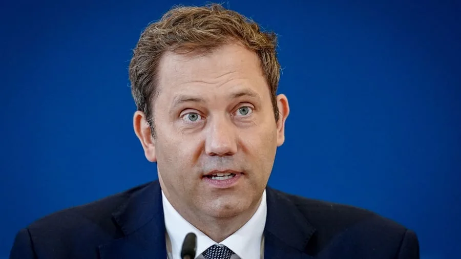 Nach Rücktritt: Klingbeil verteidigt Bas: Rentenreform im Zeitplan