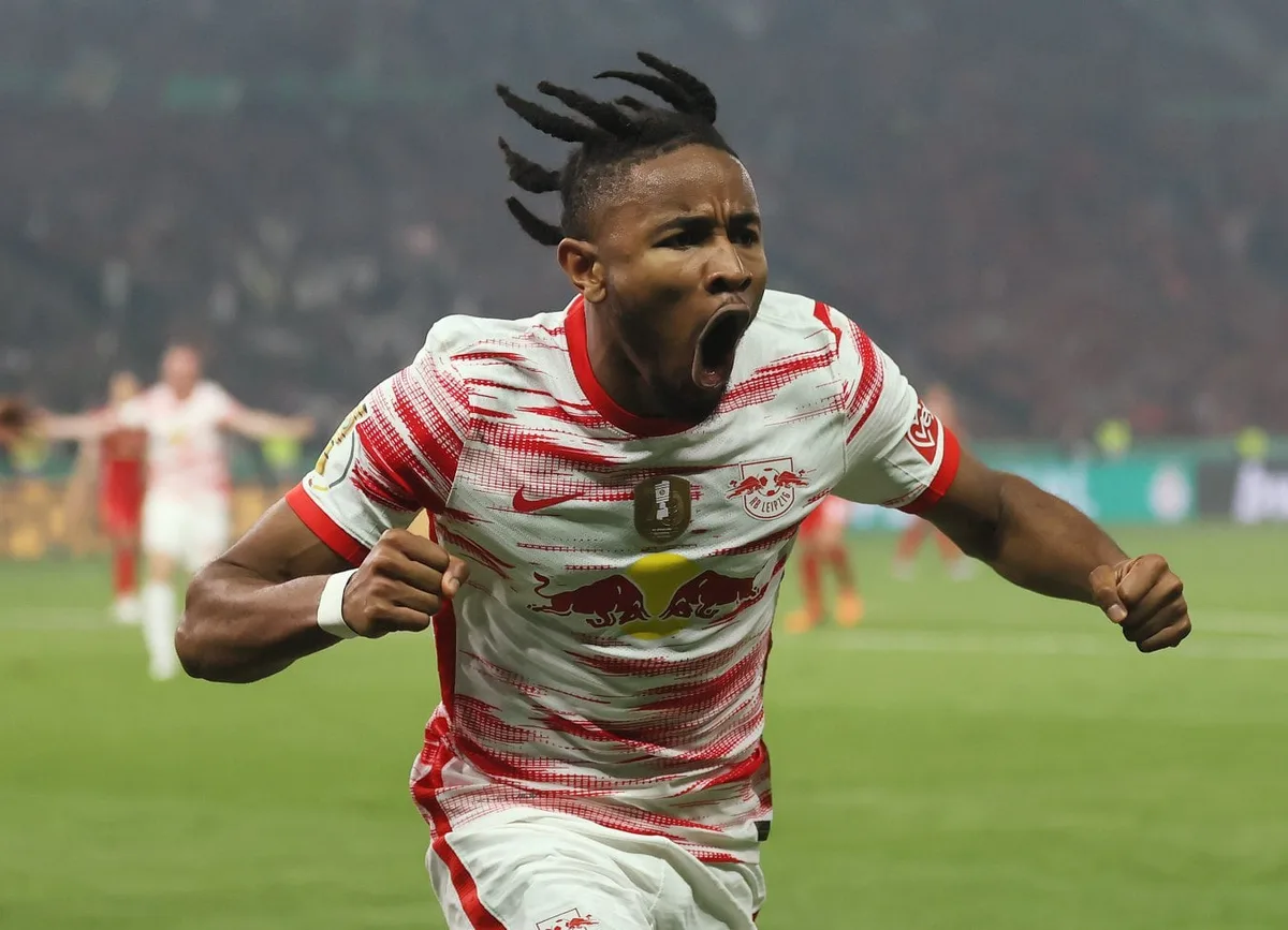 Nkunku por Diomande en Leipzig