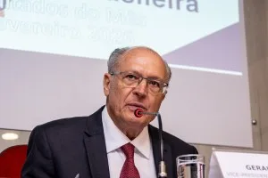 Governo quer que Brasil produza 70% dos medicamentos usados pelo SUS, diz Alckmin