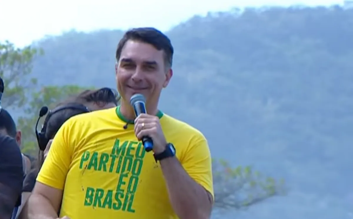 Flávio faz ato na Baixada Fluminense e discursa contra narcoterrorismo