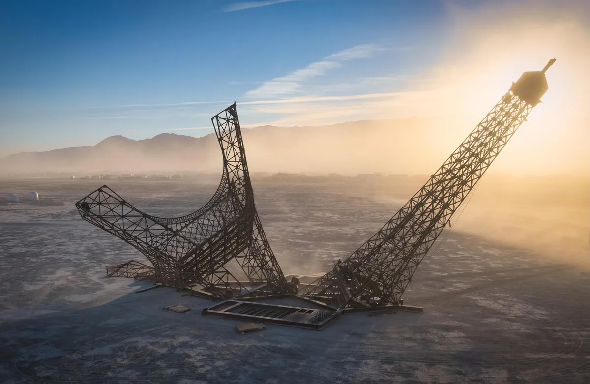 Au festival Burning Man, la plus grande star française est une tour Eiffel cassée en deux