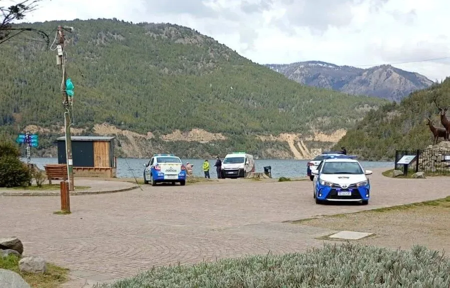 Tragedia en San Martín de los Andes: una mujer se descompensó y murió tras ingresar al lago Lácar