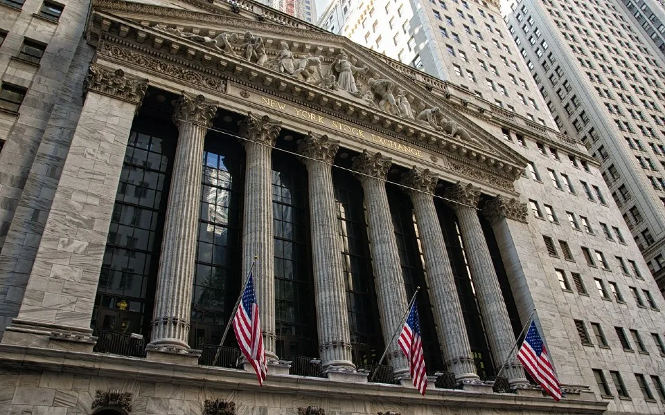 Wall Street encerra sessão em queda com juros soberanos a aumentarem