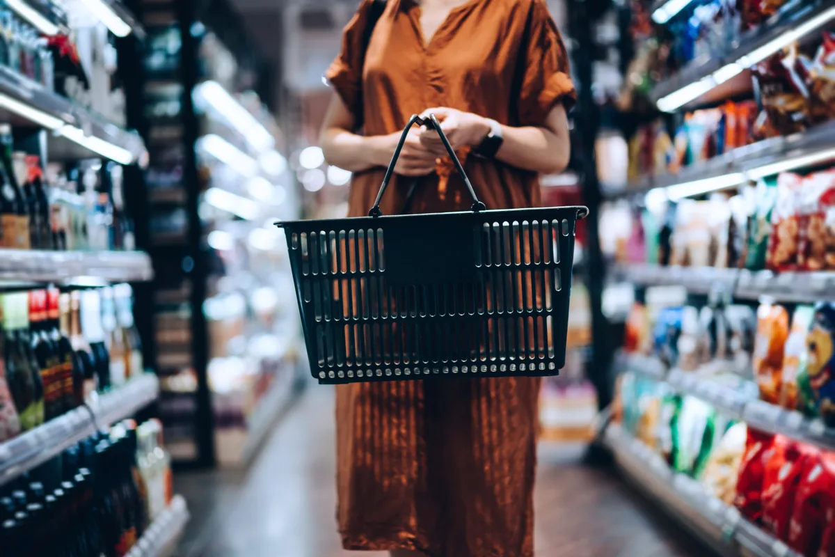 Adiós a los sobres de kétchup y a la comida “plastificada” del supermercado: qué cambia con la nueva normativa europea sobre envases y residuos