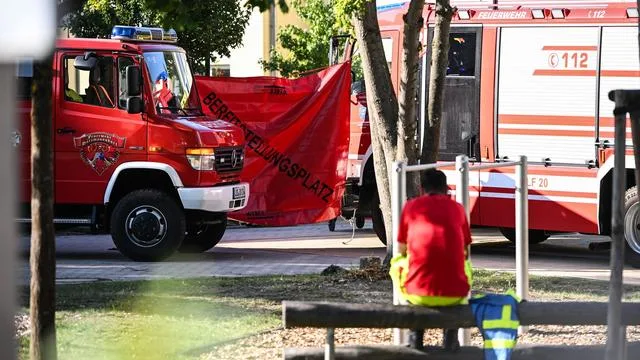 Großer Polizeieinsatz: Opfer der Gewalttat sollen Ex-Freundin und Hausmeister sein