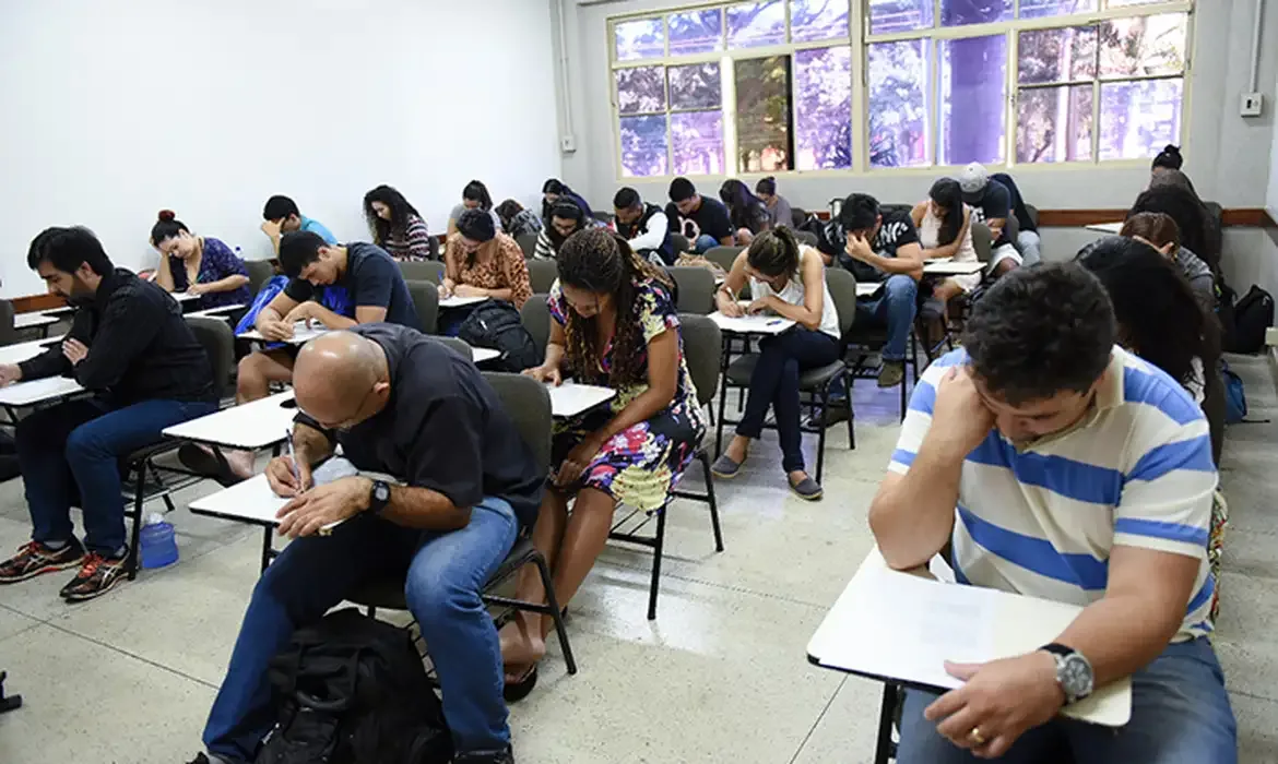 Mais de 6 mil candidatos fazem o Encceja neste domingo no AC