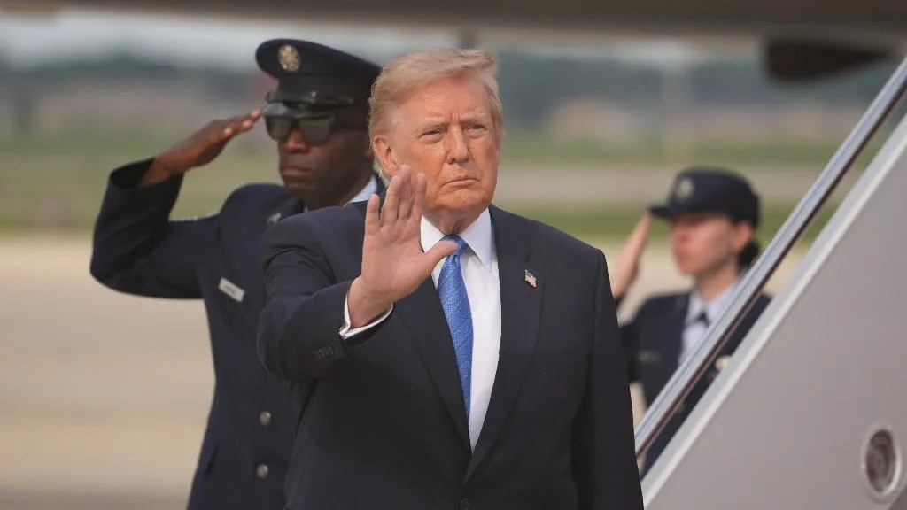 Trump volvió a amenazar a Irán tras los ataques en una isla en el estrecho de Ormuz: “Golpearemos con fuerza”