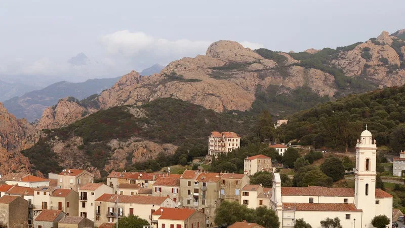 Un logement corse sur trois est une résidence secondaire: une trentaine de maires de l'île veulent instaurer un statut de "résident" depuis 5 ans pour devenir propriétaire (mais c'est inconstitutionnel)