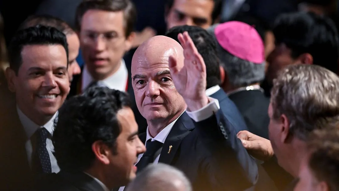 Cerco a Infantino aperta-se: ex-jogadores pedem mudança e líder da UEFA avisa que o presidente da FIFA terá oposição nas eleições